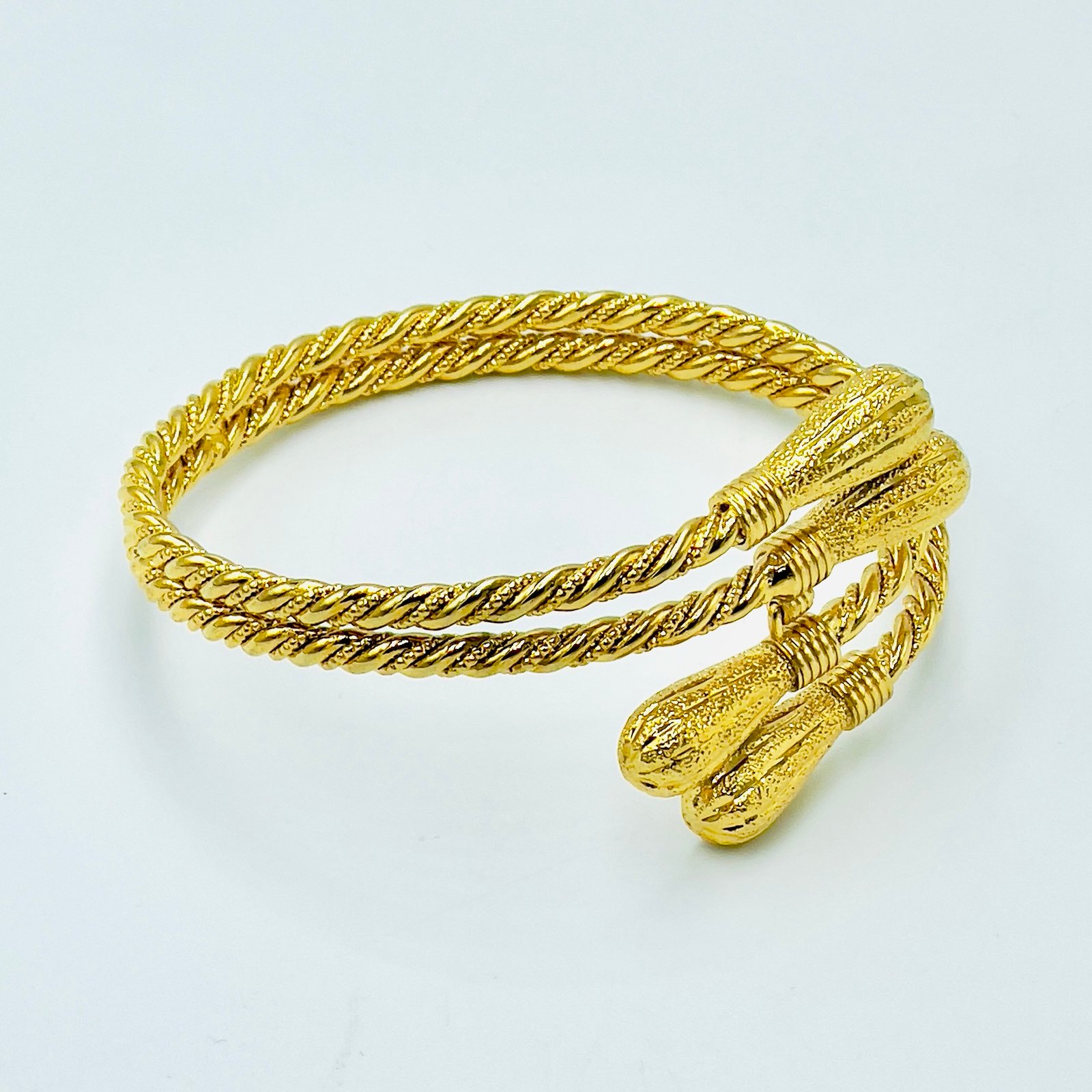 Elegant Stainless Steel Bracelet – Luxurious Twisted Design